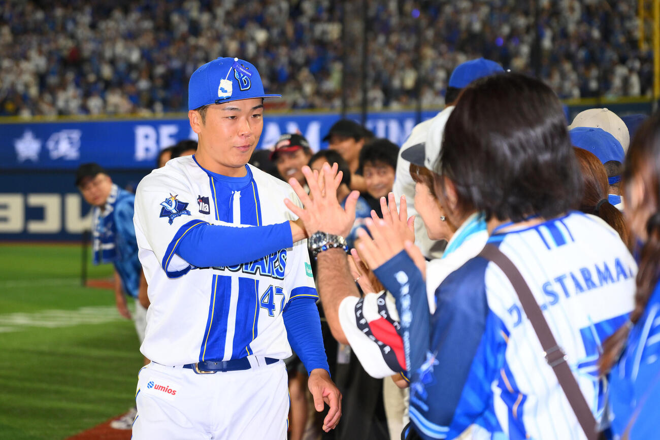 DeNA対広島　ヒーローインタビューを終えファンとタッチを交わすDeNA片山皓心（撮影・滝沢徹郎）