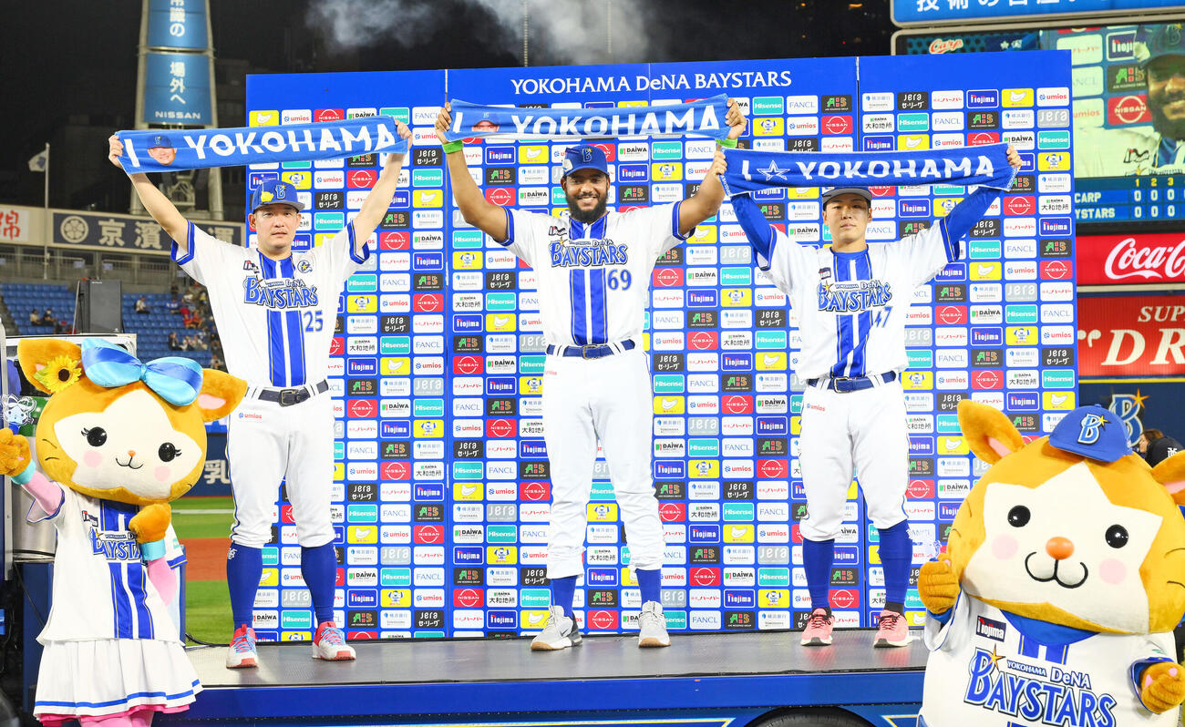 DeNA対広島　ヒーローインタビューを終え記念撮影するDeNAの、左から筒香嘉智、ヘラル・エンカーナシオン、片山皓心（撮影・滝沢徹郎）