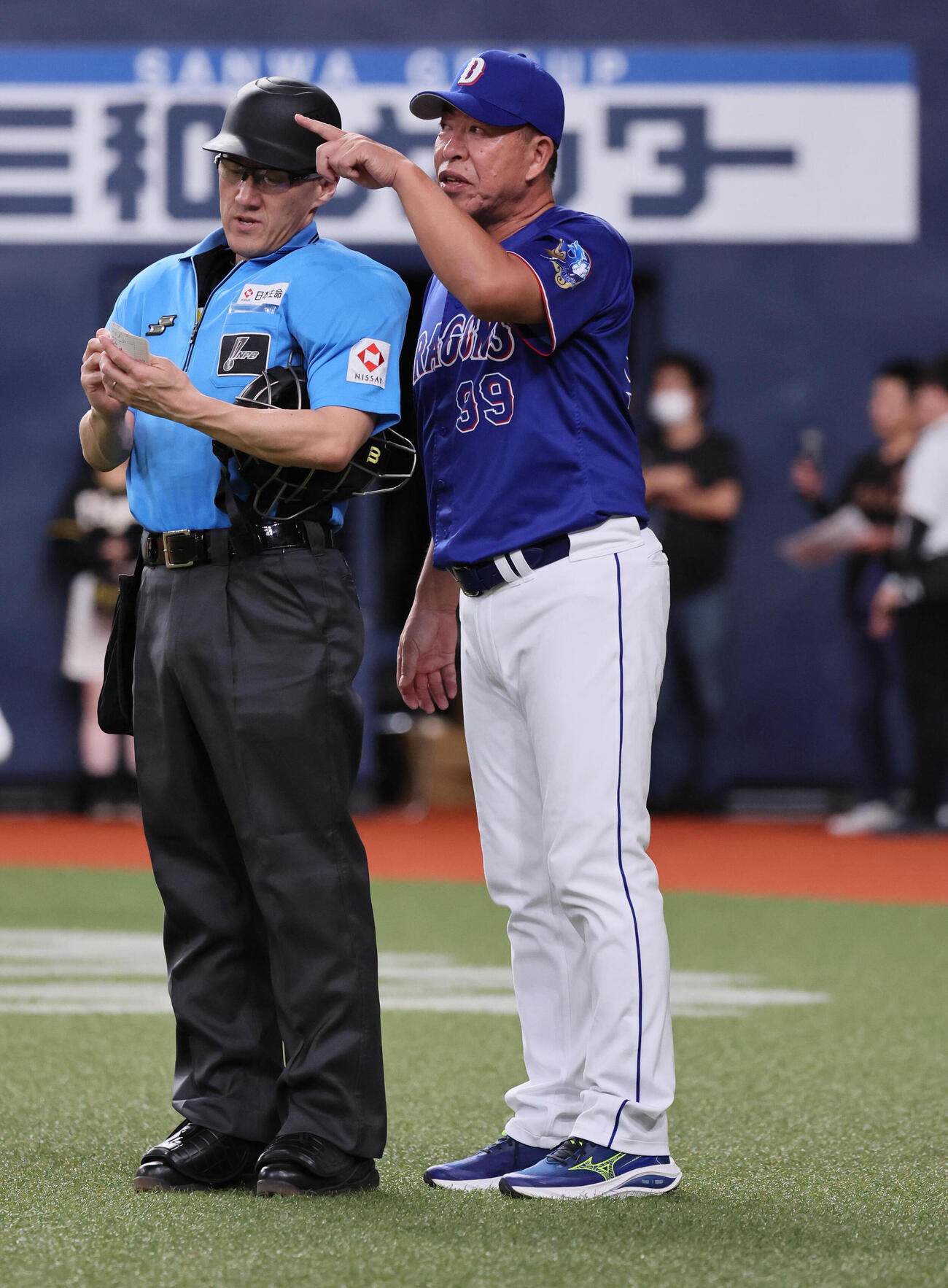阪神対中日　7回、交代を告げる中日井上一樹監督（撮影・宮崎幸一）