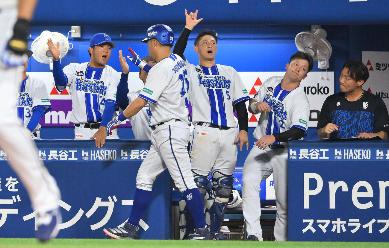 DeNA対広島　4回裏DeNA1死、先制ソロ本塁打を放った筒香嘉智（手前）を迎える選手たち（撮影・滝沢徹郎）