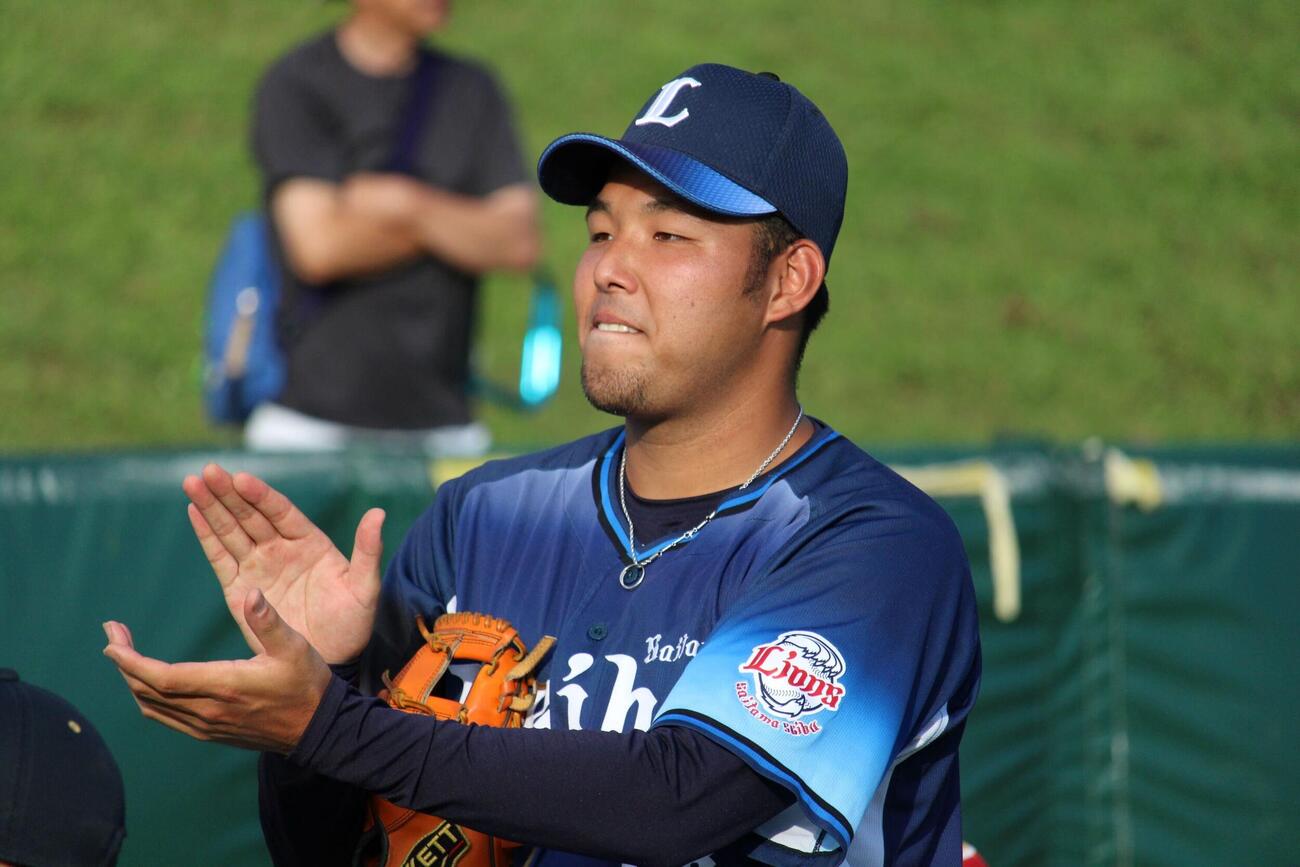 少年野球教室で拍手を送る西武斎藤佳紳（撮影・金子真仁）