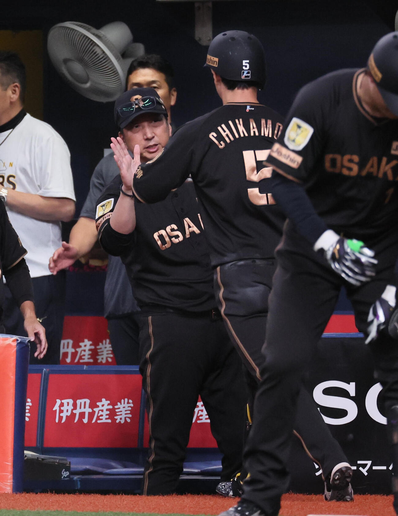 阪神対中日　6回裏阪神1死、藤川球児監督（左）は先制本塁打を放った近本光司を迎える（撮影・宮崎幸一）