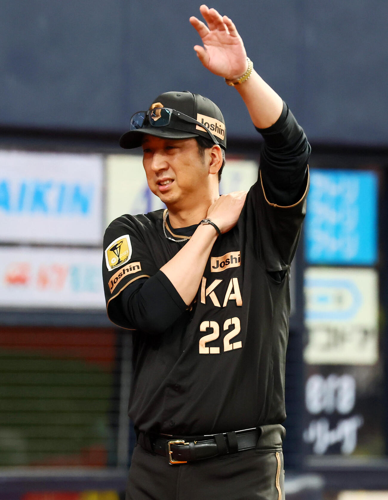 阪神対中日　6回表を前に選手交代を告げた阪神藤川球児監督（撮影・加藤哉）