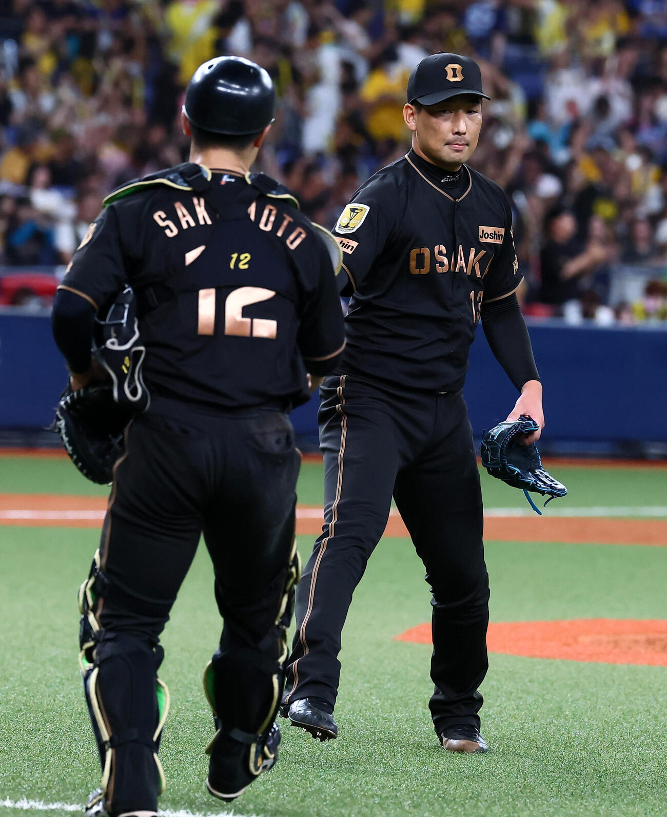阪神対中日　中日に勝利し坂本誠志郎（左）とタッチする阪神岩崎優（撮影・加藤哉）