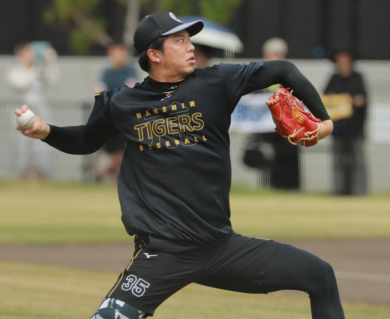 投手指名練習でキャッチボールする阪神才木浩人（撮影・上山淳一）