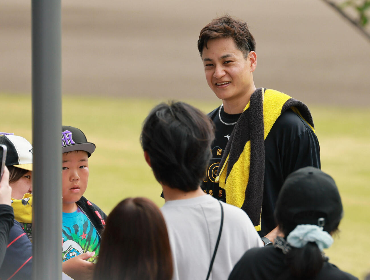 ファンにサインする阪神大竹耕太郎（撮影・上山淳一）