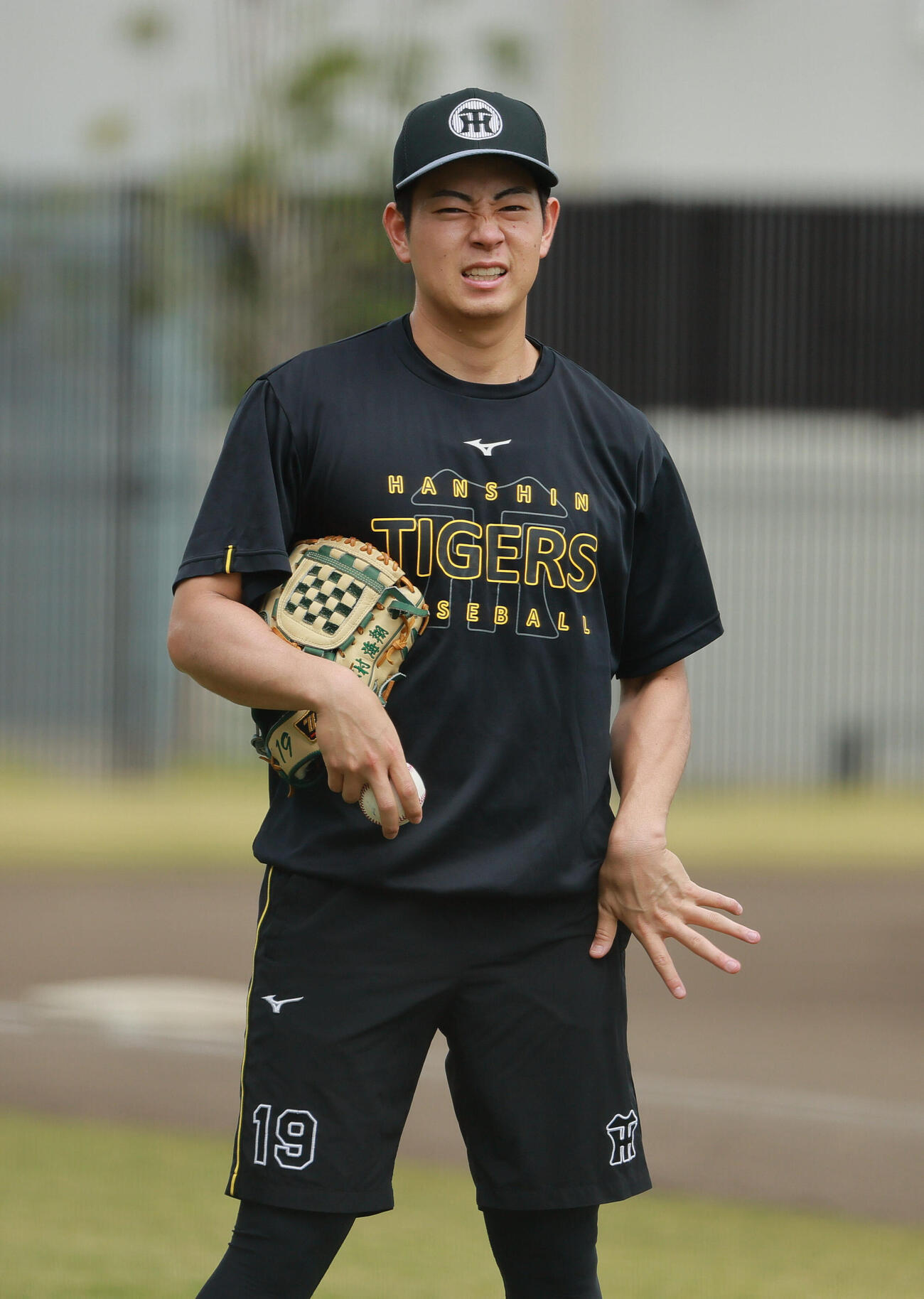 投手指名練習でキャッチボールする阪神下村海翔（撮影・上山淳一）