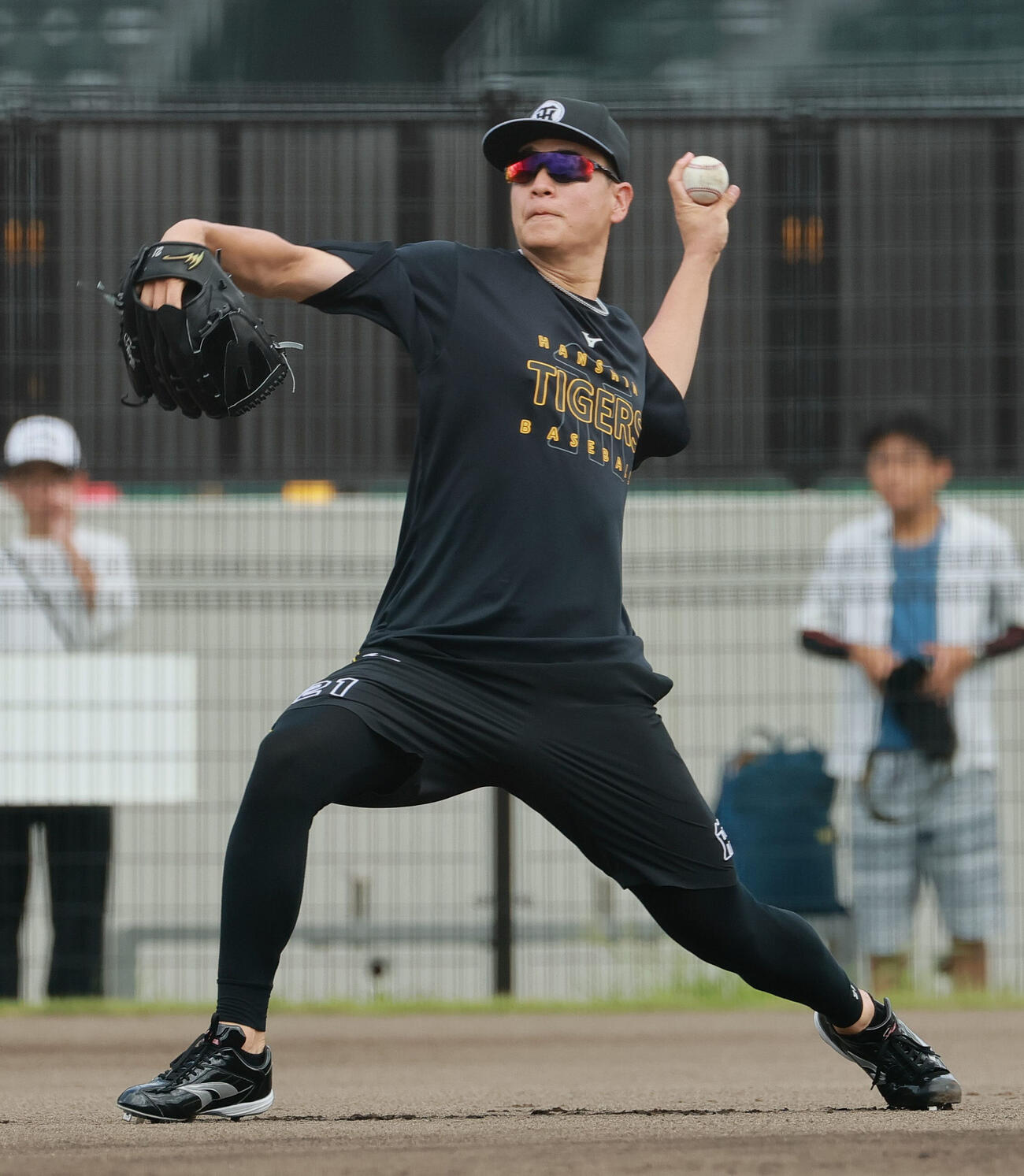 投手指名練習でキャッチボールする阪神大竹耕太郎（撮影・上山淳一）