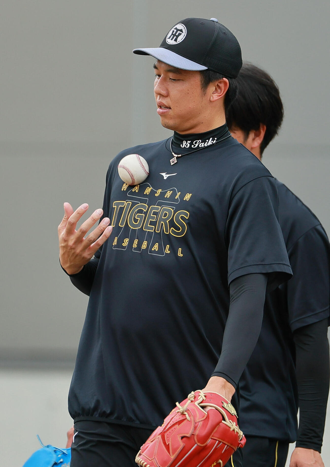 投手指名練習でグラウンドを移動する阪神才木浩人（撮影・上山淳一）