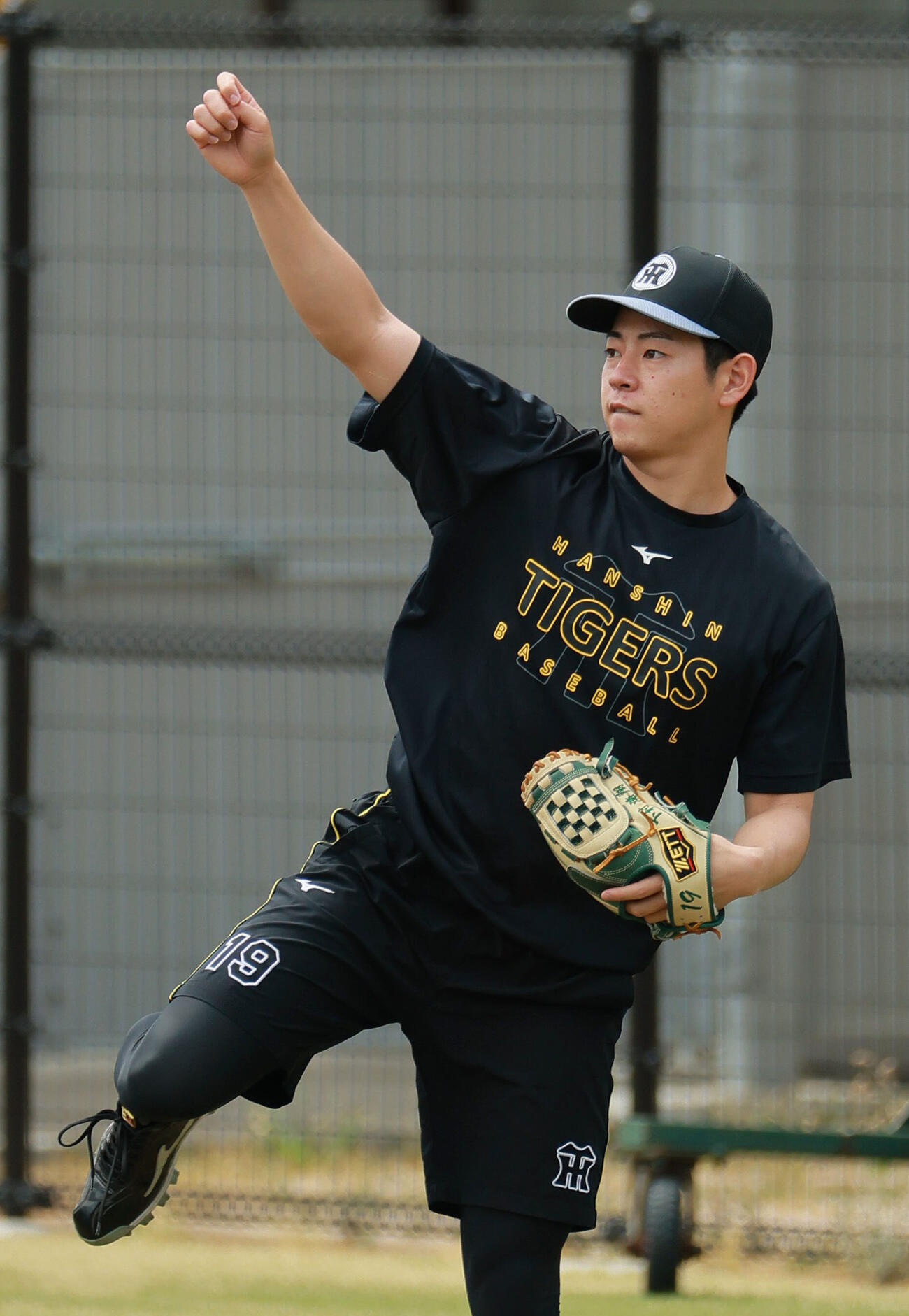 投手指名練習でキャッチボールする阪神下村海翔（撮影・上山淳一）