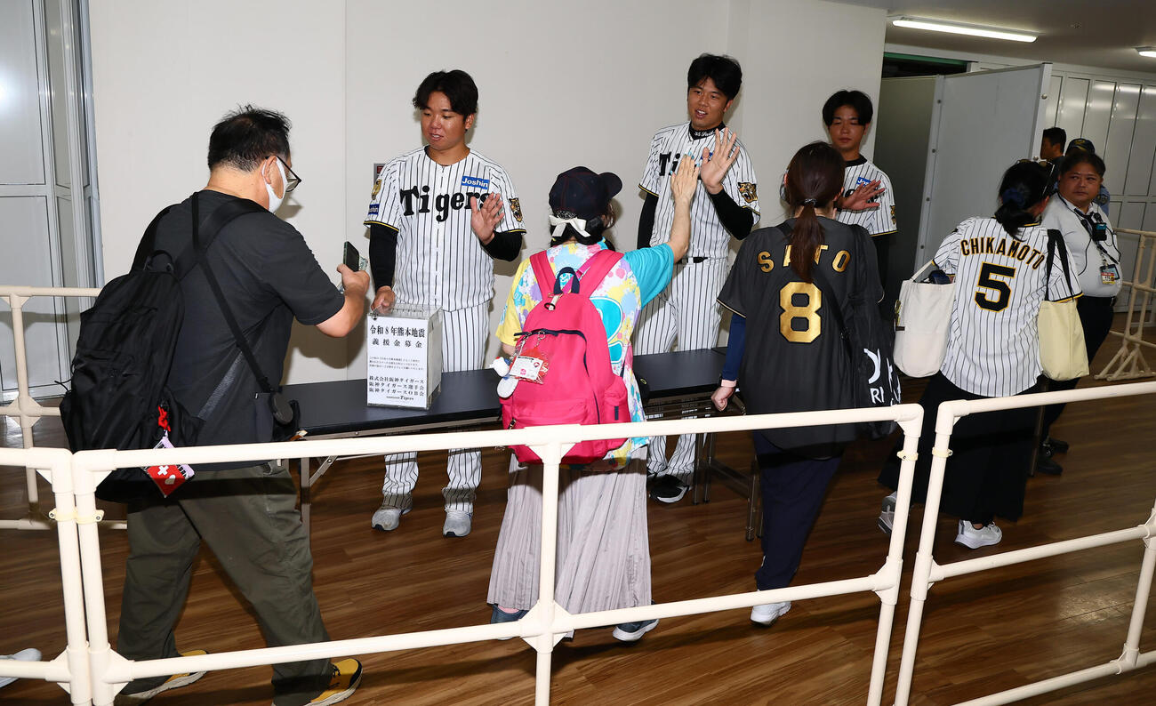 阪神対中日　令和8年熊本地震への募金活動を行う左から阪神村上頌樹、才木浩人、高橋遥人（2026年8月8日）