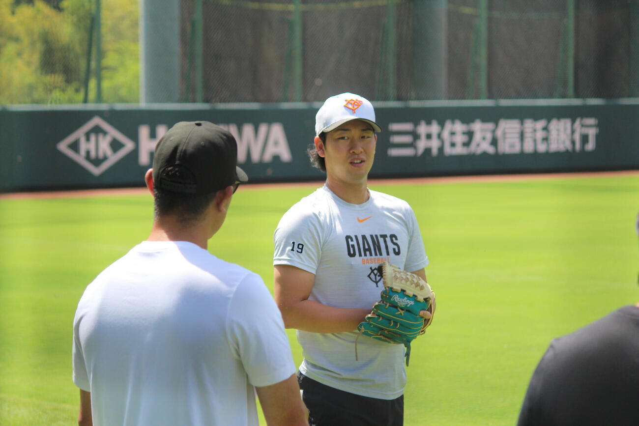 ジャイアンツ球場で調整した山崎は内海コーチと言葉をかわす