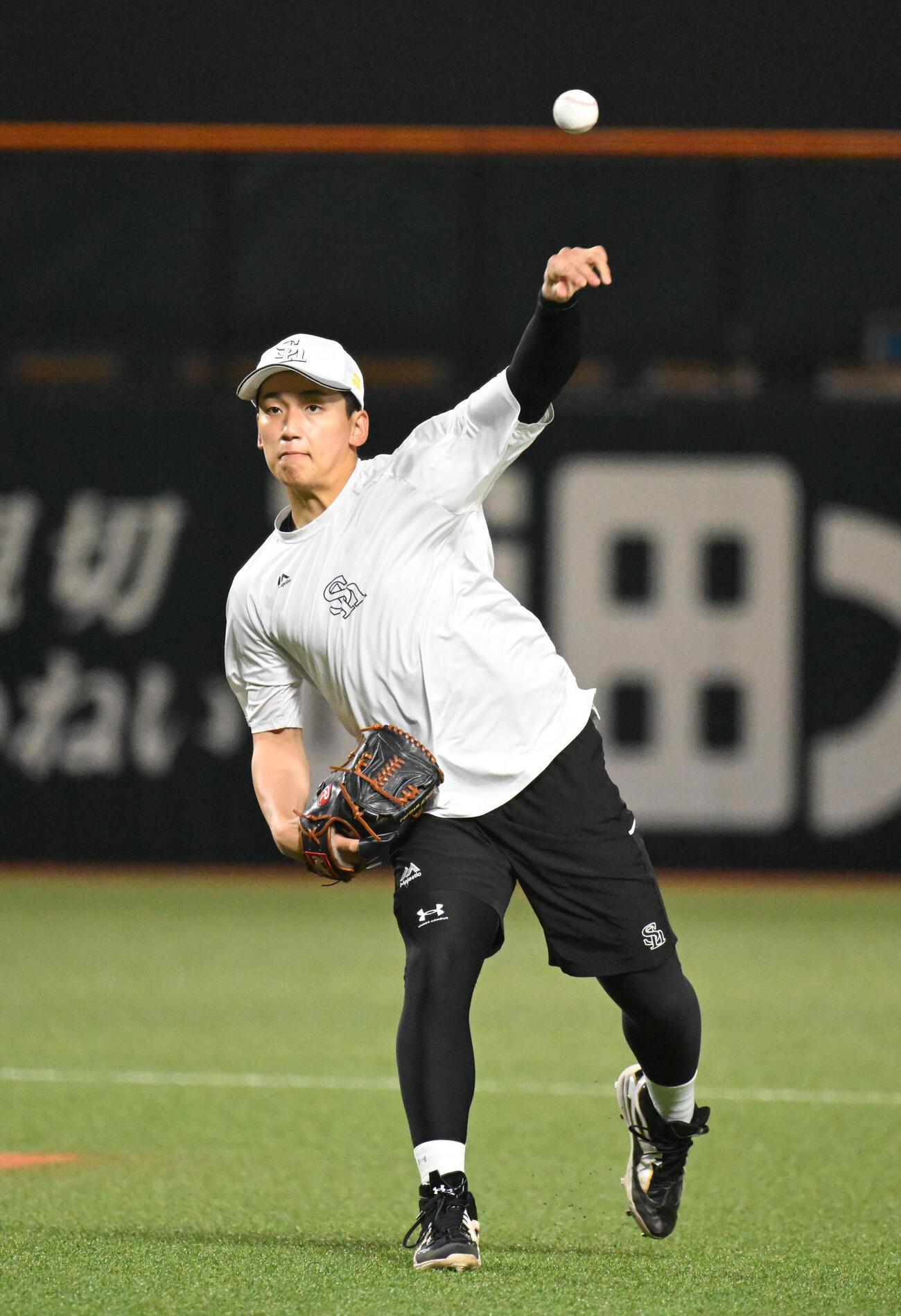キャッチボールを行うソフトバンク前田悠伍（撮影・林敢治）