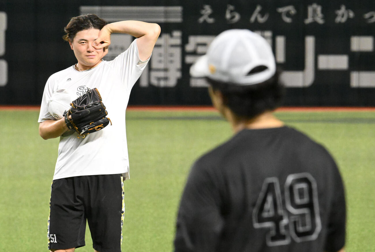 ポーズを取るソフトバンク前田純（左）右は松本晴（撮影・林敢治）