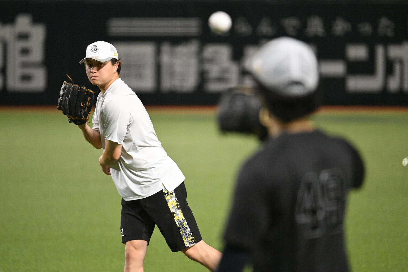 キャッチボールを行うソフトバンク前田純（左）右は松本晴（撮影・林敢治）