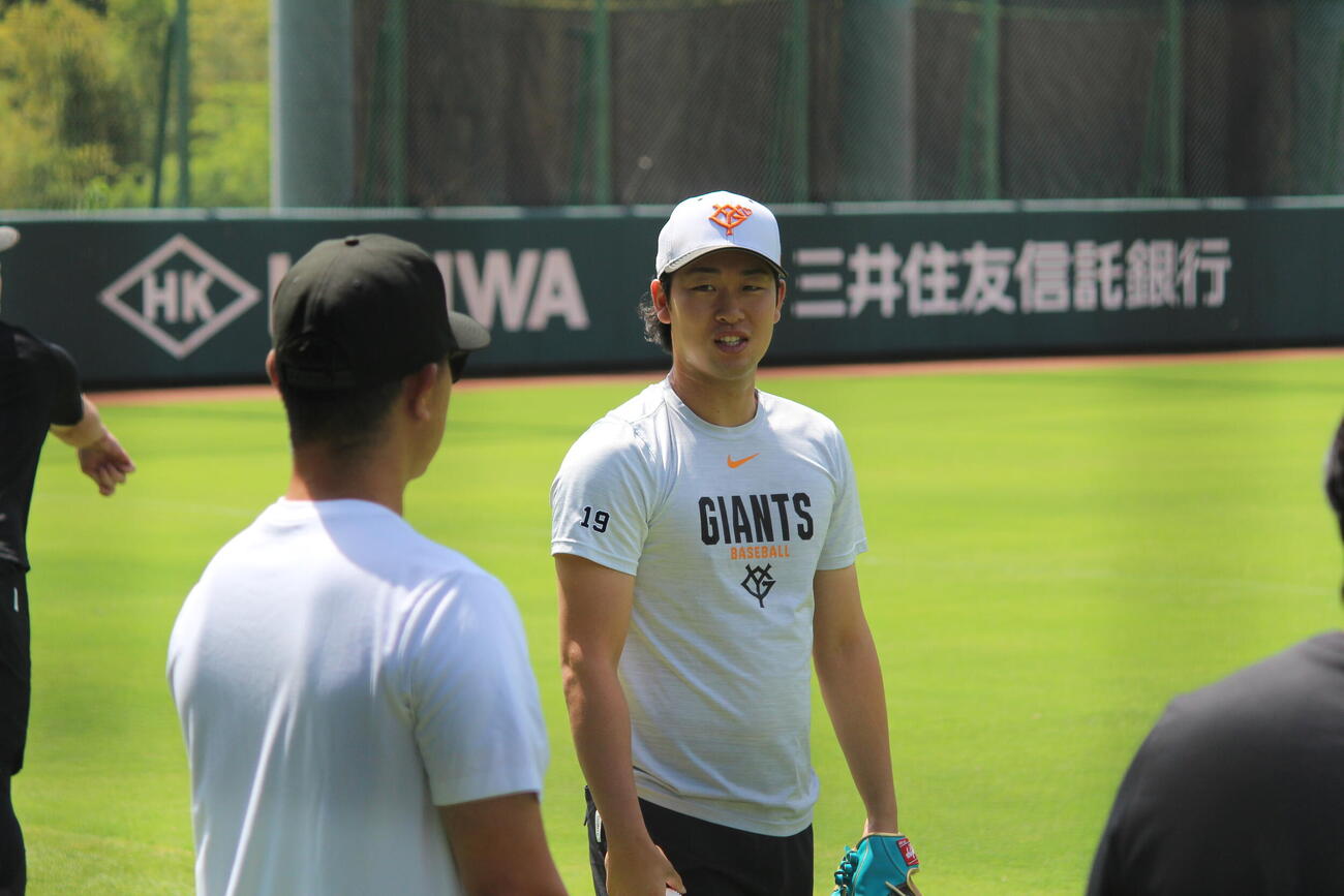 ジャイアンツ球場で調整した山崎は内海コーチと言葉をかわす
