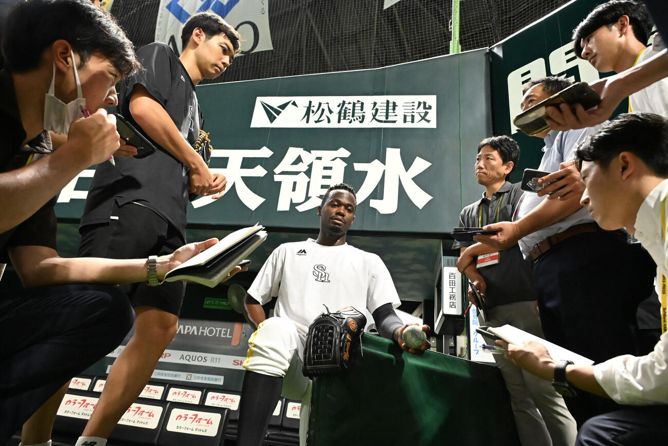 囲み取材に応じるソフトバンクのリバン・モイネロ（中央）（撮影・林敢治）