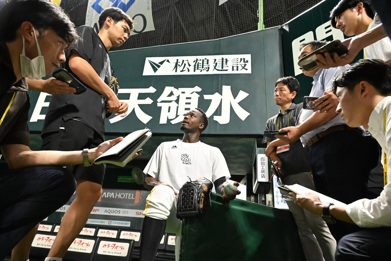 囲み取材に応じるソフトバンクリバン・モイネロ（中央）（撮影・林敢治）