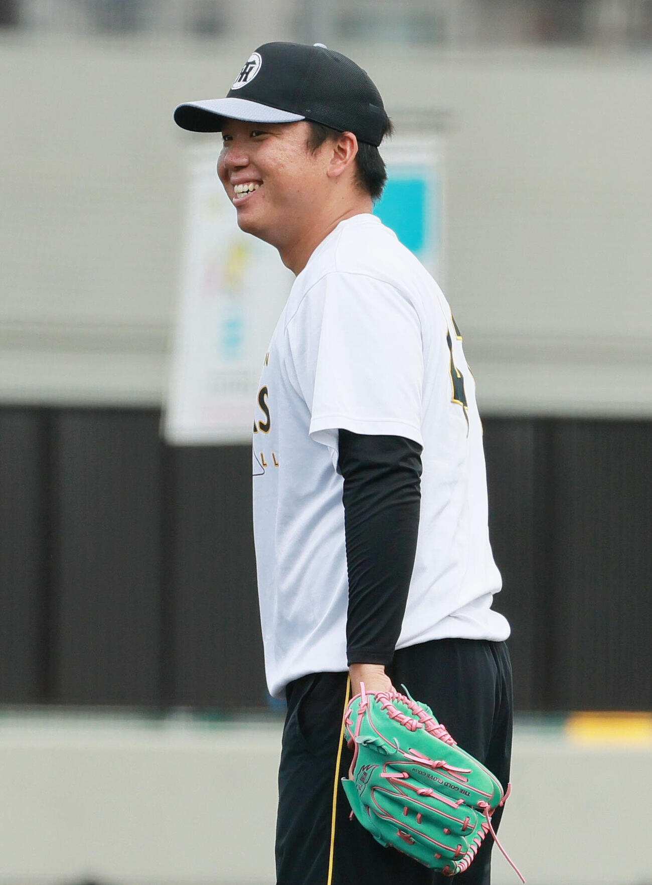 投手指名練習でリラックスした表情を見せる阪神村上頌樹（撮影・上山淳一）
