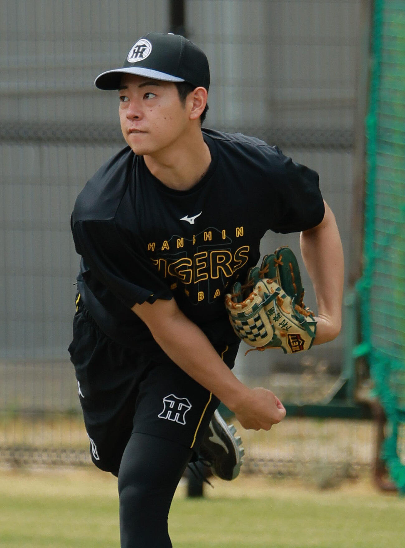投手指名練習でキャッチボールする阪神下村海翔（撮影・上山淳一）