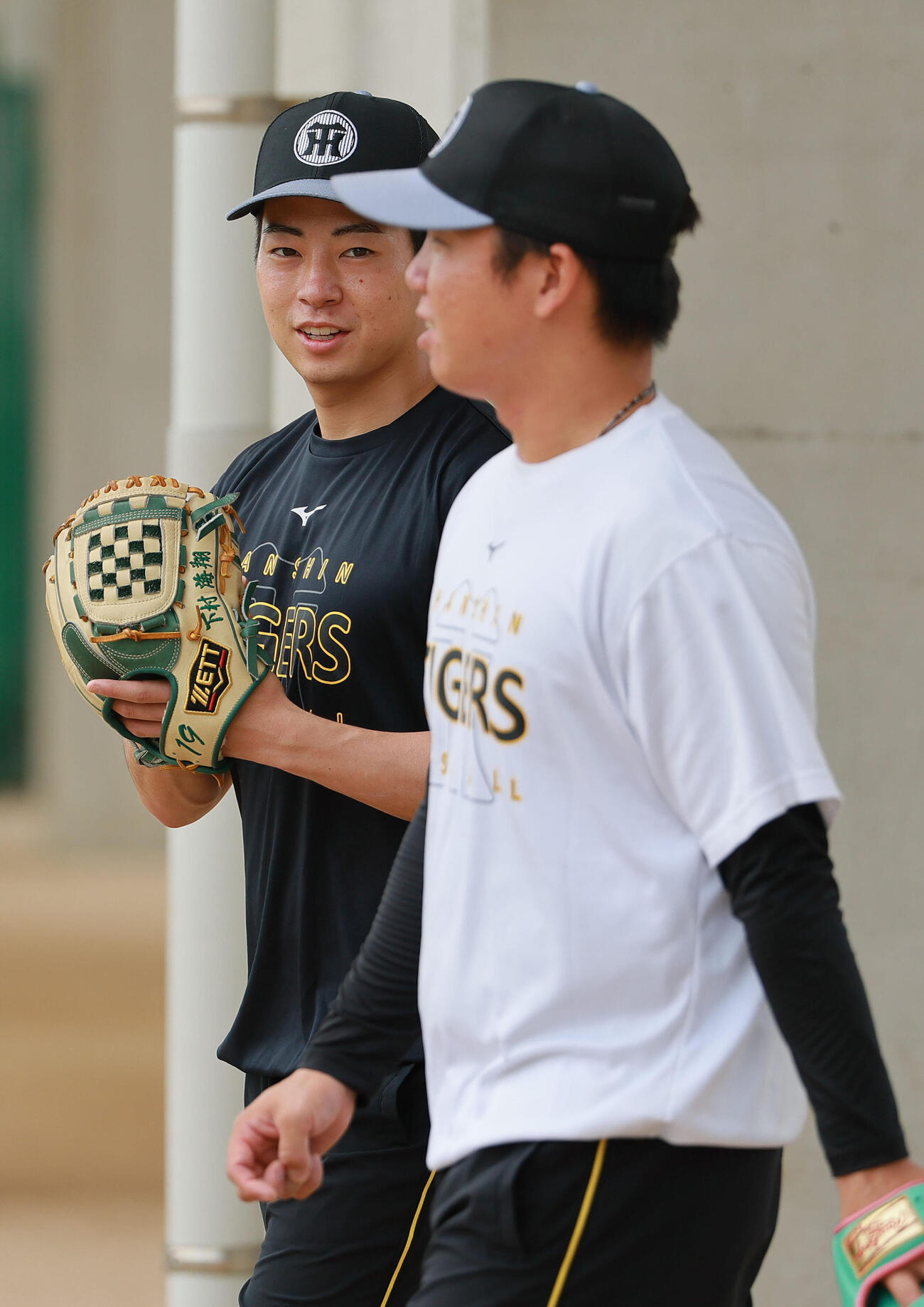 投手指名練習で球場を移動する阪神下村海翔（左）と才木浩人（撮影・上山淳一）