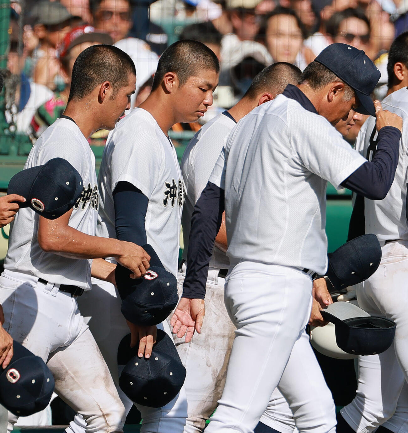 横浜対沖縄尚学　横浜に敗れ応援団にあいさつに向かう末吉良丞（中央）。右は比嘉公也監督（撮影・上山淳一）