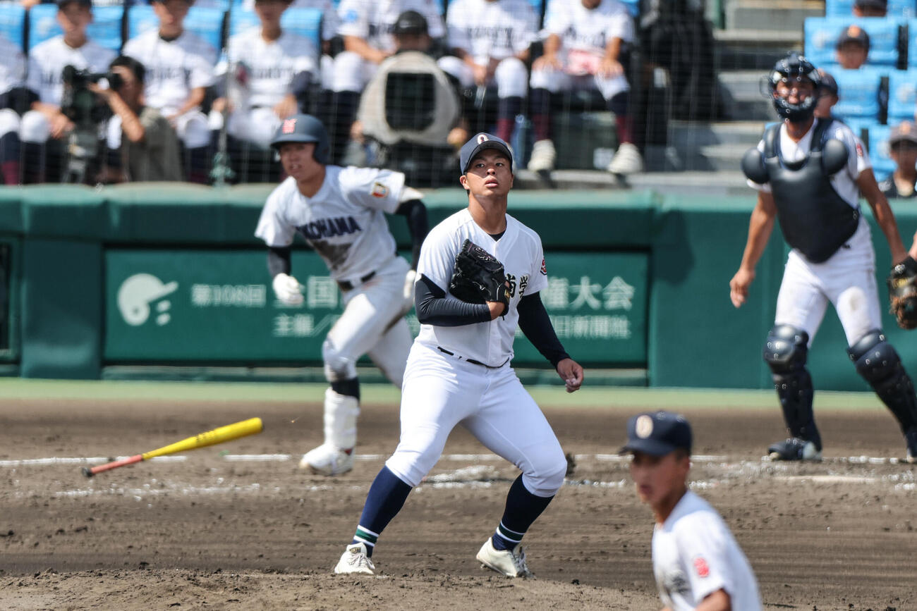 横浜対沖縄尚学　3回表横浜1死一、二塁、江坂佳史（左）に適時打を浴びる末吉良丞