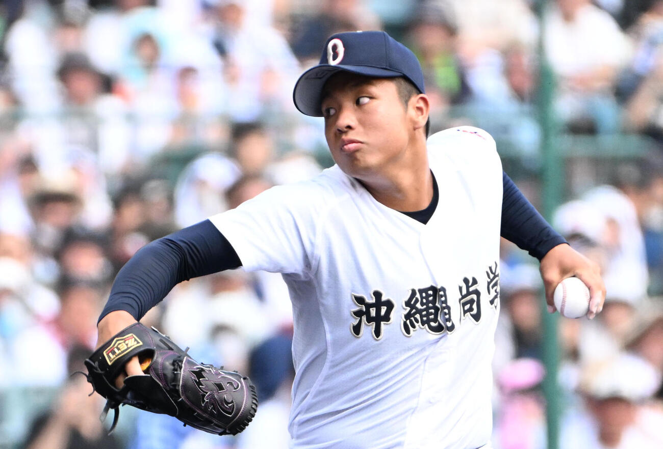 横浜対沖縄尚学　沖縄尚学先発の末吉良丞（撮影・石井愛子）