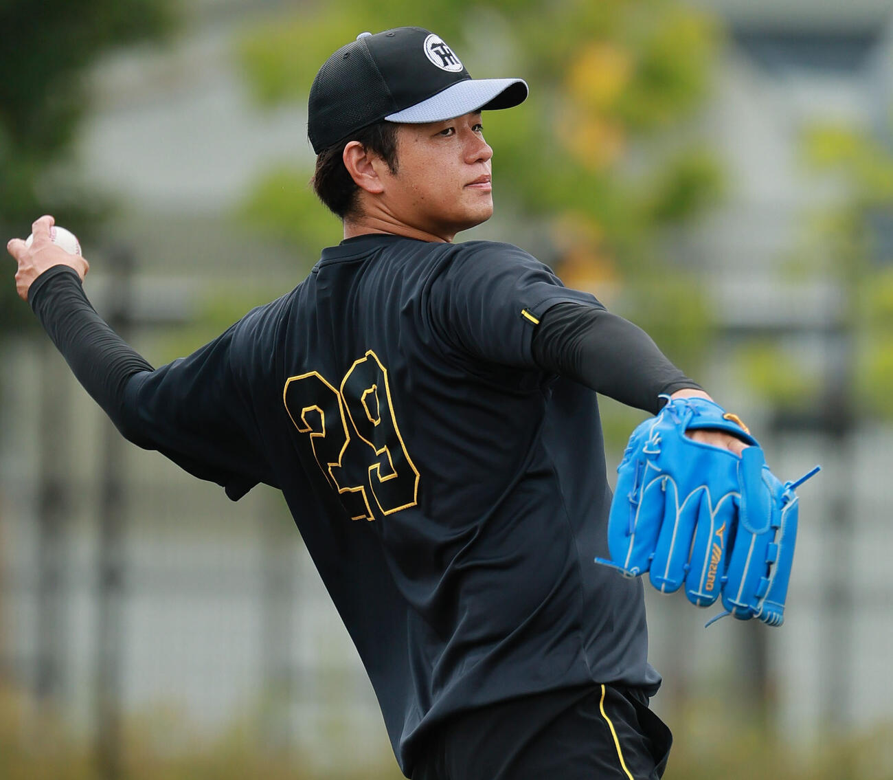 投手指名練習でキャッチボールする阪神高橋遥人（撮影・上山淳一）