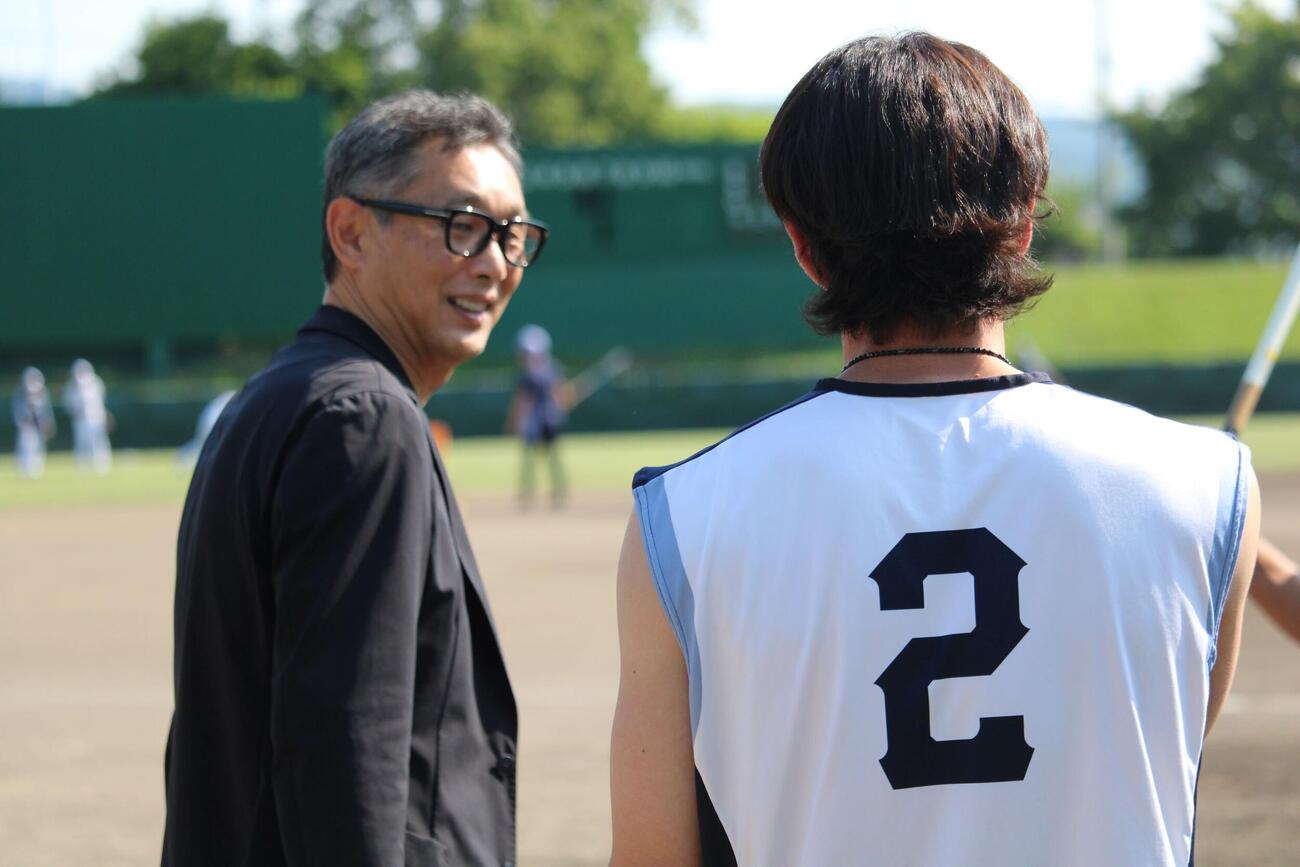 斎藤大翔と言葉を交わす西武西口文也監督（撮影・金子真仁）