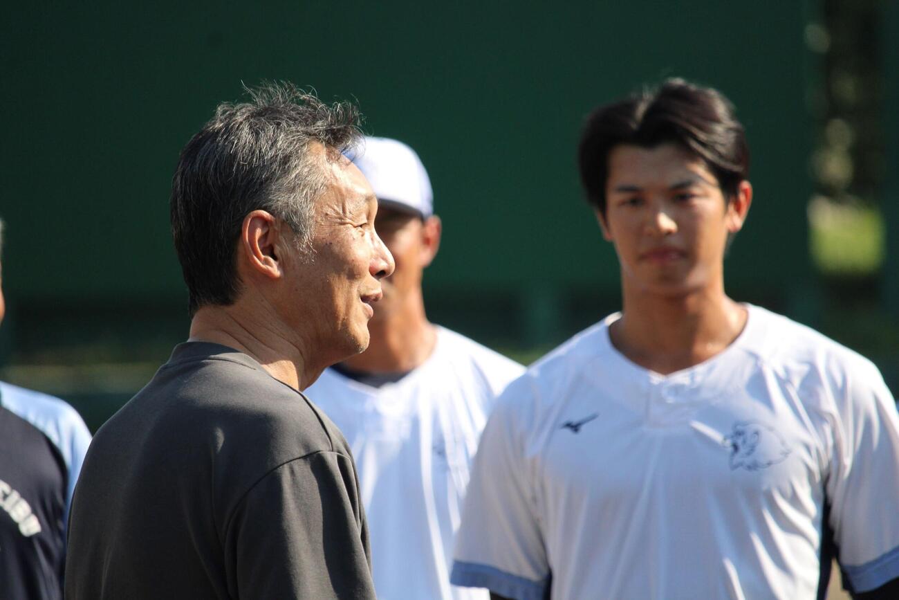 若手選手たちに言葉を贈る西武西口文也監督（撮影・金子真仁）