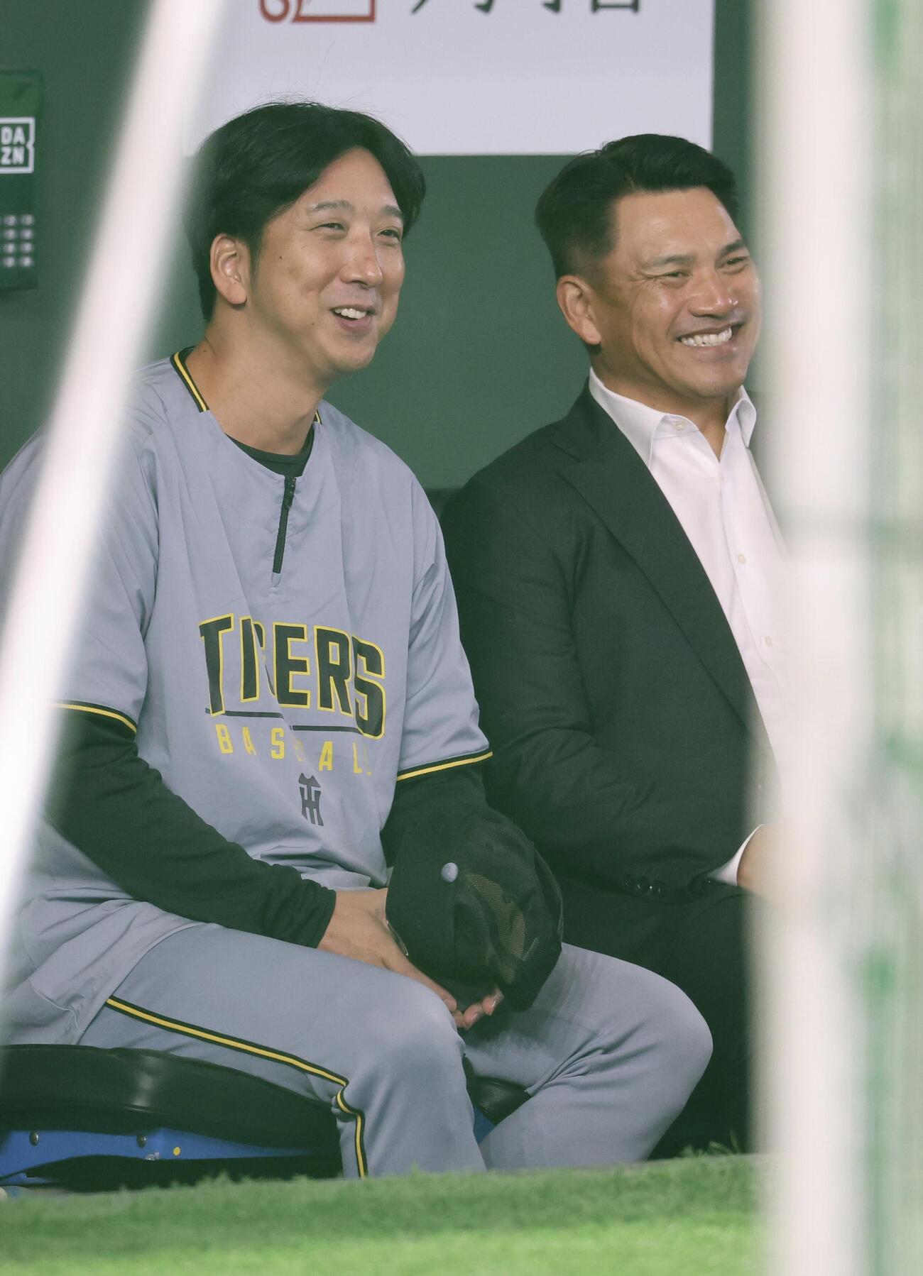 巨人対阪神　視察に訪れた侍ジャパン井口資仁監督(右)は阪神藤川球児監督と談笑する(撮影・浅見桂子)