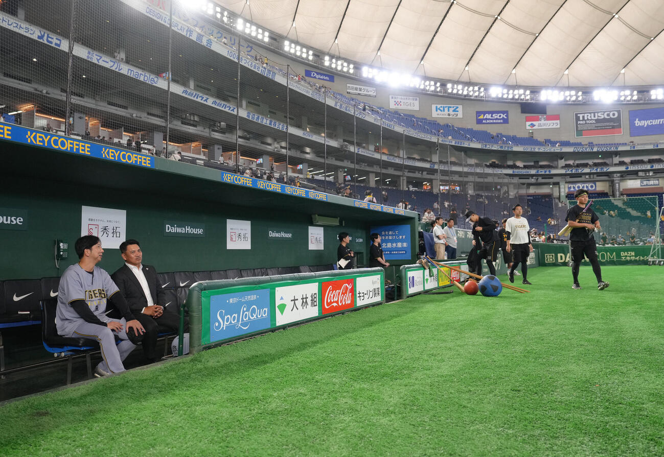 巨人対阪神　視察に訪れた侍ジャパン井口資仁監督（左から2人目）は阪神藤川球児監督（左端）と談笑する。右端は森下翔太（撮影・足立雅史）