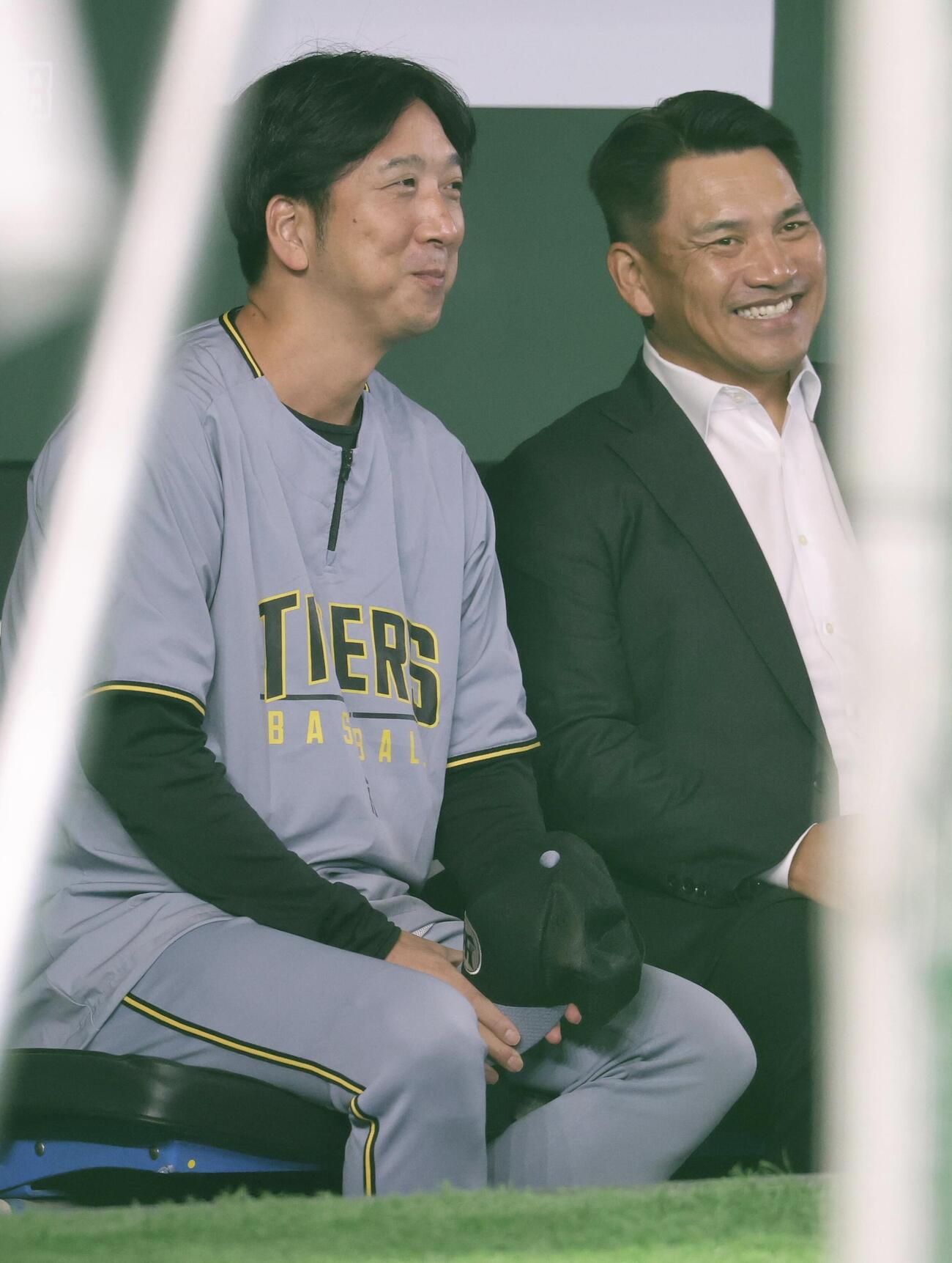 巨人対阪神　視察に訪れた侍ジャパン井口資仁監督(右)は阪神藤川球児監督と談笑する(撮影・浅見桂子)