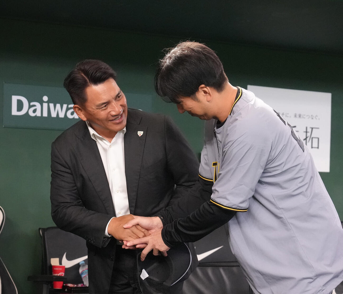 巨人対阪神　視察に訪れた侍ジャパン井口資仁監督（左）は阪神藤川球児監督と握手を交わす（撮影・足立雅史）