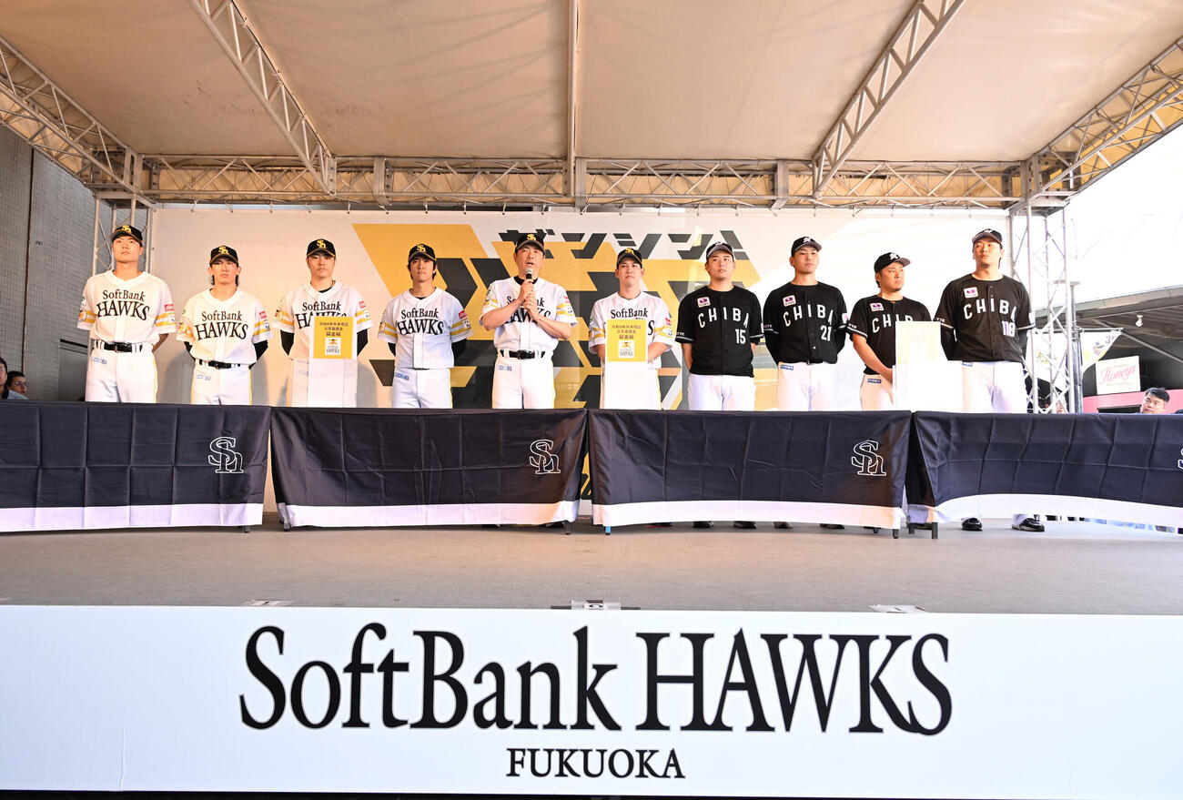 ソフトバンク対ロッテ　令和8年熊本地震への募金活動を行うソフトバンク選手監督らとロッテ選手ら（撮影・林敢治）