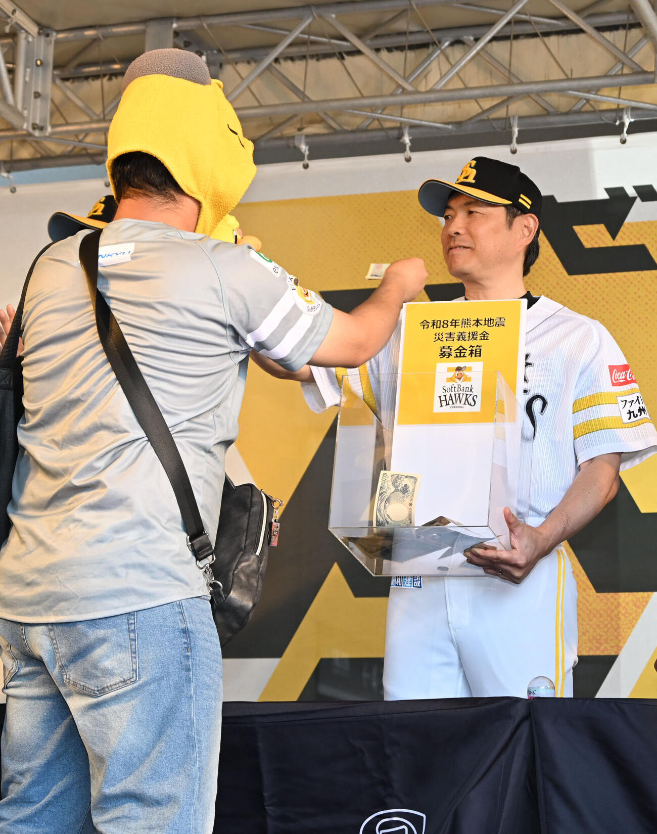 ソフトバンク対ロッテ　令和8年熊本地震への募金活動を行う小久保裕紀監督（右）（撮影・林敢治）