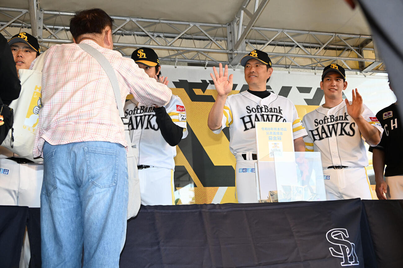 ソフトバンク対ロッテ　令和8年熊本地震への募金活動を行う小久保裕紀監督（右から2番目）と栗原陵矢（撮影・林敢治）