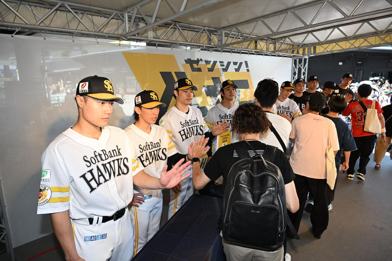 ソフトバンク対ロッテ　令和8年熊本地震への募金活動を呼びかけるソフトバンク渡辺陸、大津亮介、松本裕樹、柳町達ら（左から）（撮影・林敢治）
