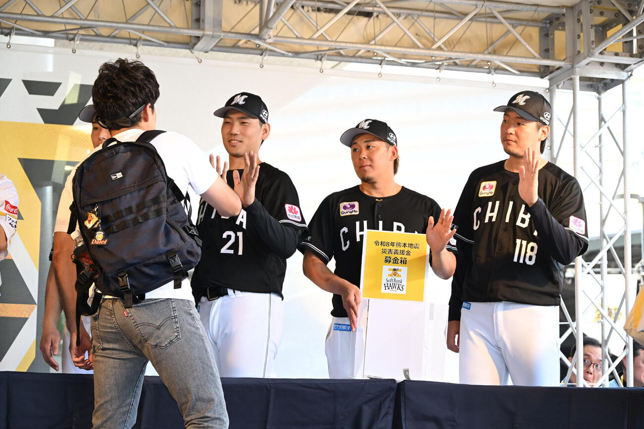 ソフトバンク対ロッテ　令和8年熊本地震への募金活動を行うロッテ二木康太打撃投手、鈴木昭汰、石川柊太ら（右から）（撮影・林敢治）
