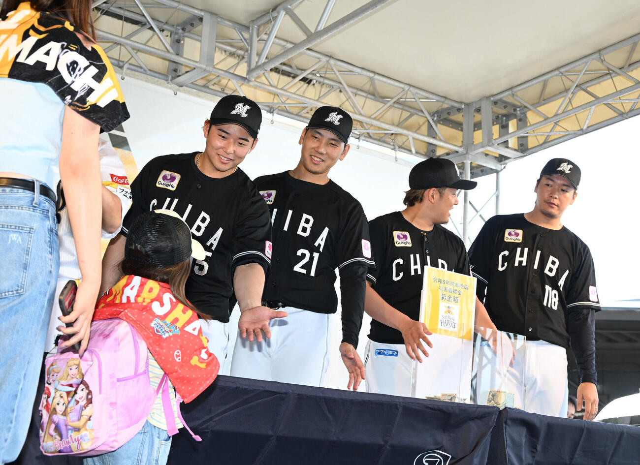 ソフトバンク対ロッテ　令和8年熊本地震への募金活動を行うロッテ二木康太打撃投手、鈴木昭汰、石川柊太、横山陸人ら（右から）（撮影・林敢治）