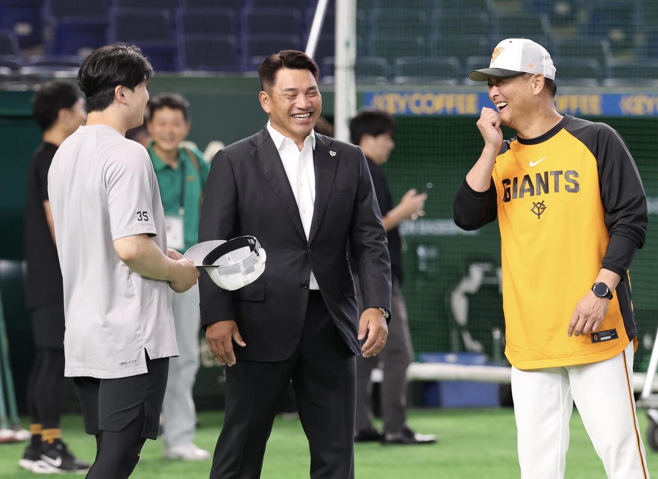 巨人対阪神　視察に訪れた侍ジャパン井口資仁監督(中央)は巨人橋上秀樹監督代行(右)と泉口友汰と談笑する(撮影・浅見桂子)