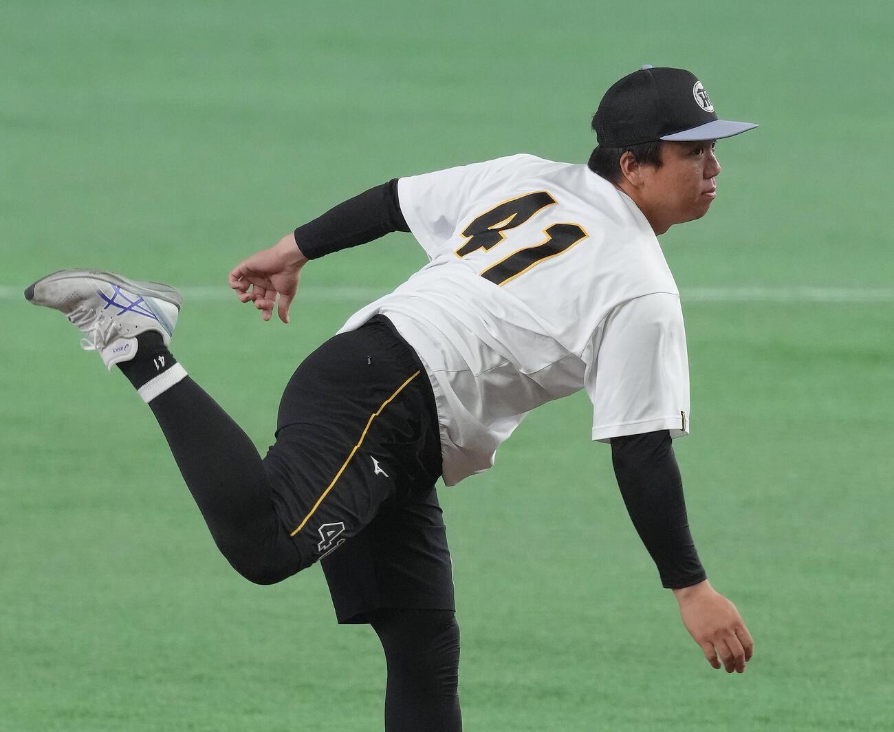 巨人対阪神　マウンドの感触を確かめる阪神高橋遥人（撮影・足立雅史）