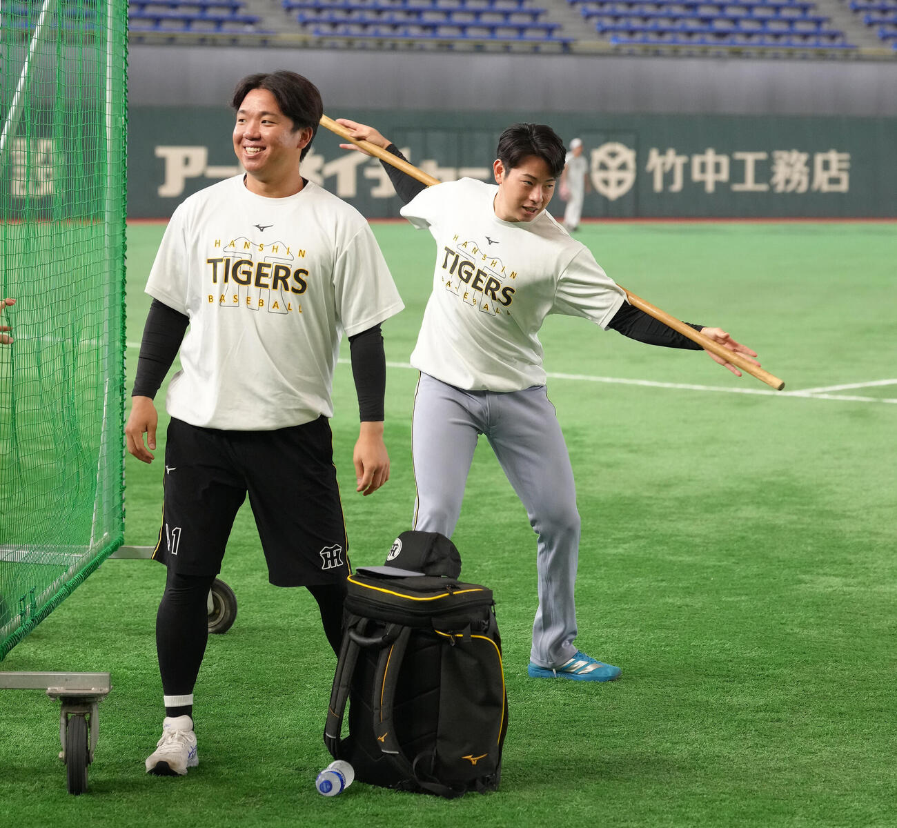 巨人対阪神　調整する阪神の村上頌樹（左）と下村海翔（撮影・足立雅史）