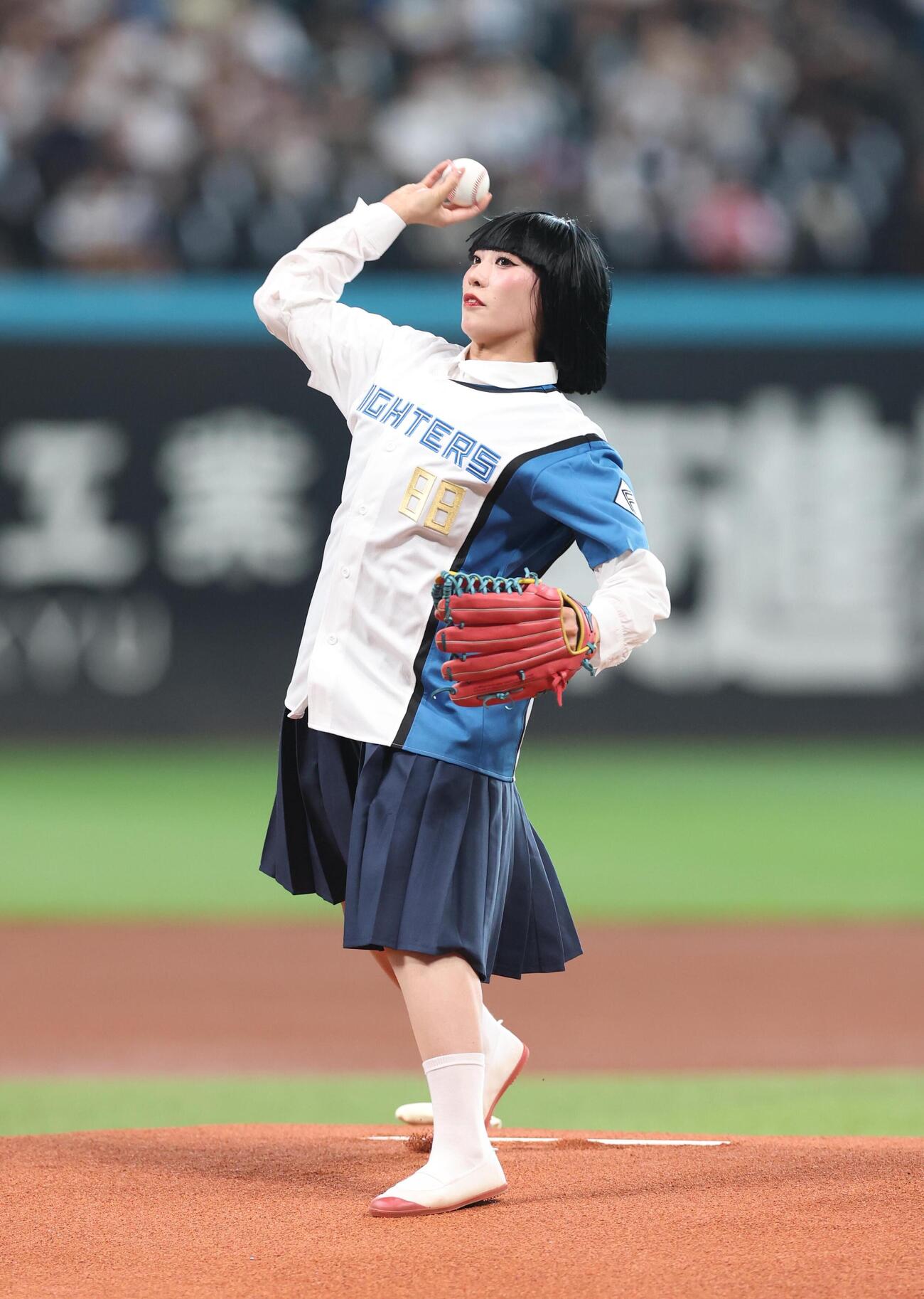 日本ハム対西武　ファーストピッチセレモニーで投球するアバンギャルディのSONO（撮影・黒川智章）