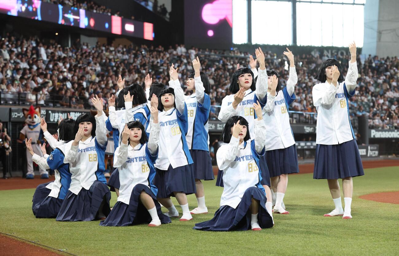 日本ハム対西武　試合前にパフォーマンスするアバンギャルディ（撮影・黒川智章）