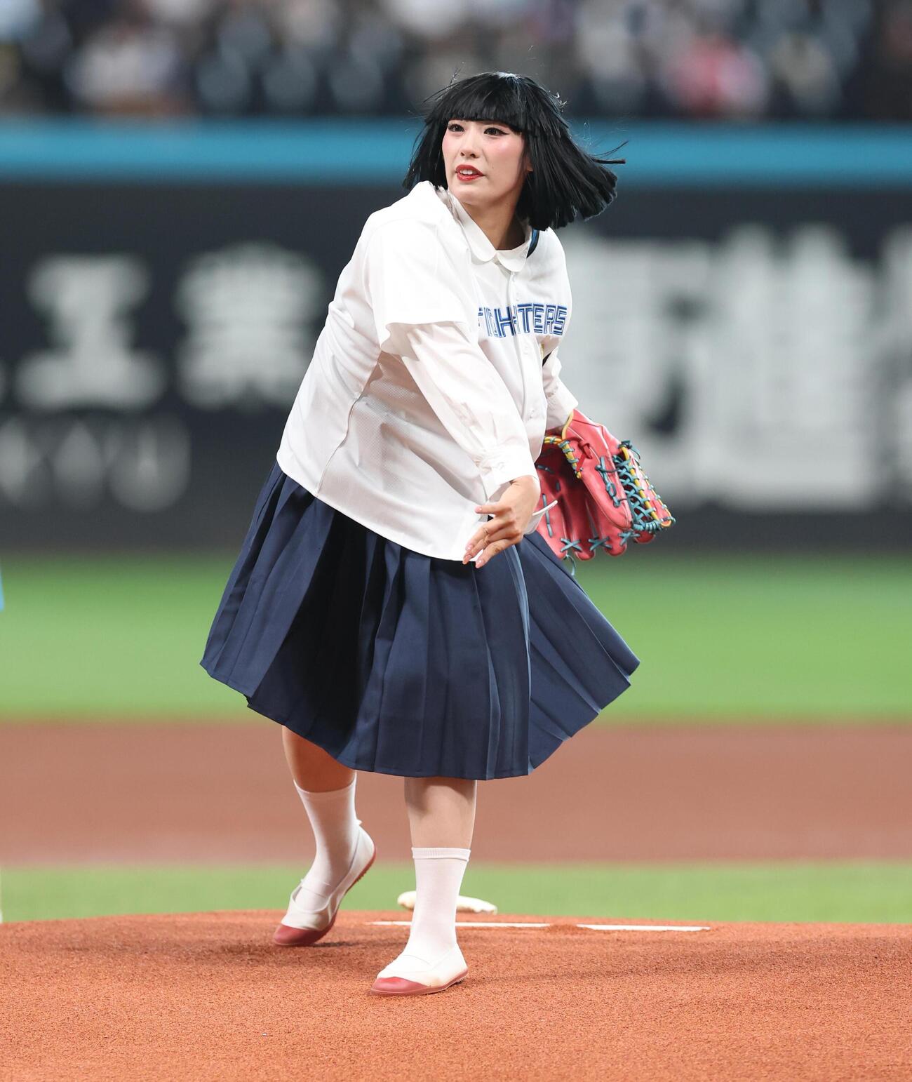 日本ハム対西武　ファーストピッチセレモニーで投球するアバンギャルディのSONO（撮影・黒川智章）
