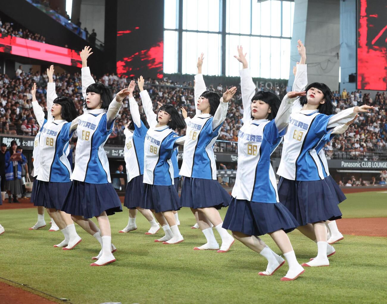日本ハム対西武　試合前にパフォーマンスするアバンギャルディ（撮影・黒川智章）