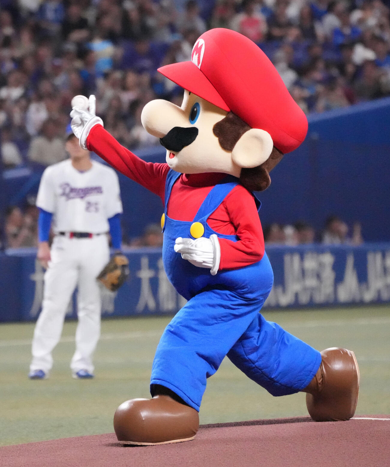 中日対DeNA　試合前、始球式を行うマリオ（撮影・森本幸一）