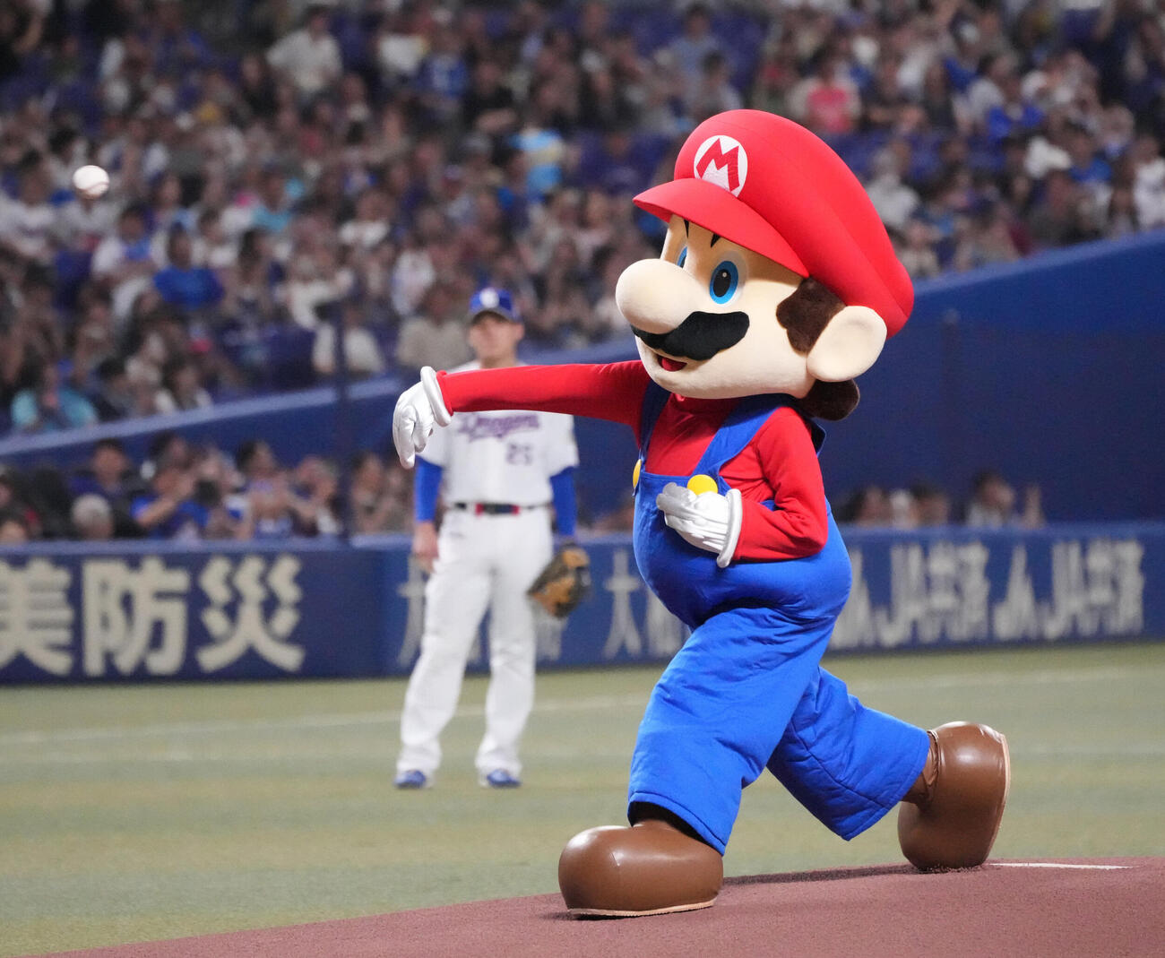 中日対DeNA　試合前、始球式を行うマリオ（撮影・森本幸一）